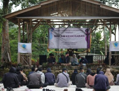 AKRAB: Karmapack menggelar malam keakraban (Makrab) 2021 yang digelar di tempat wisata Curug Citambur, Kecamatan Pasirkuda, Cianjur. (Foto: Afsal Muhammad/cianjurupdate.com)