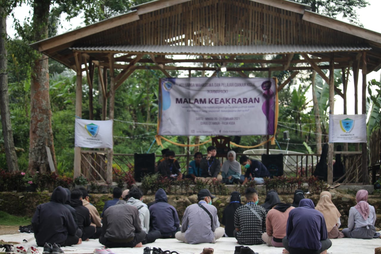 AKRAB: Karmapack menggelar malam keakraban (Makrab) 2021 yang digelar di tempat wisata Curug Citambur, Kecamatan Pasirkuda, Cianjur. (Foto: Afsal Muhammad/cianjurupdate.com)