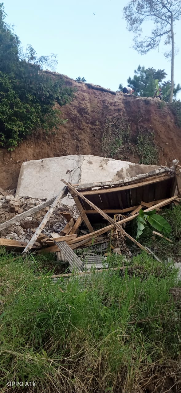 Viral! Rumah Milik Warga di Batulawang Cipanas Sengaja Dirobohkan, Akibat Pergeseran Tanah yang Makin Parah