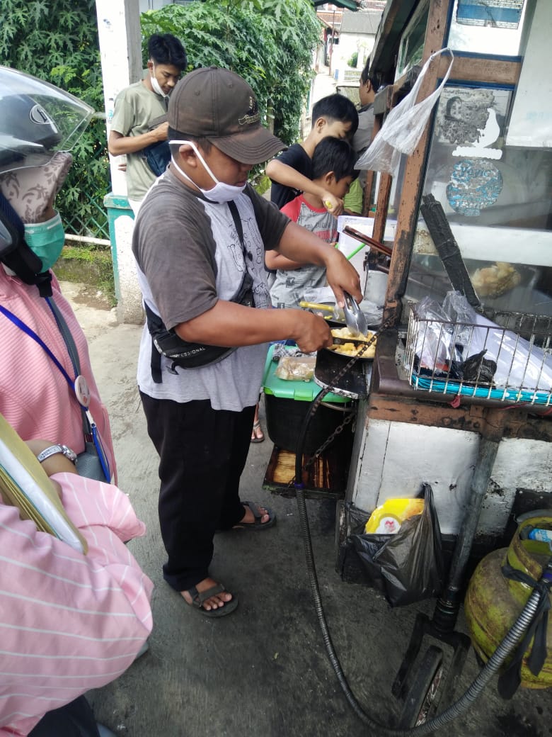 Camilan Primadona! Batagor Simontok Mang Emon, Laris Diburu Pembeli