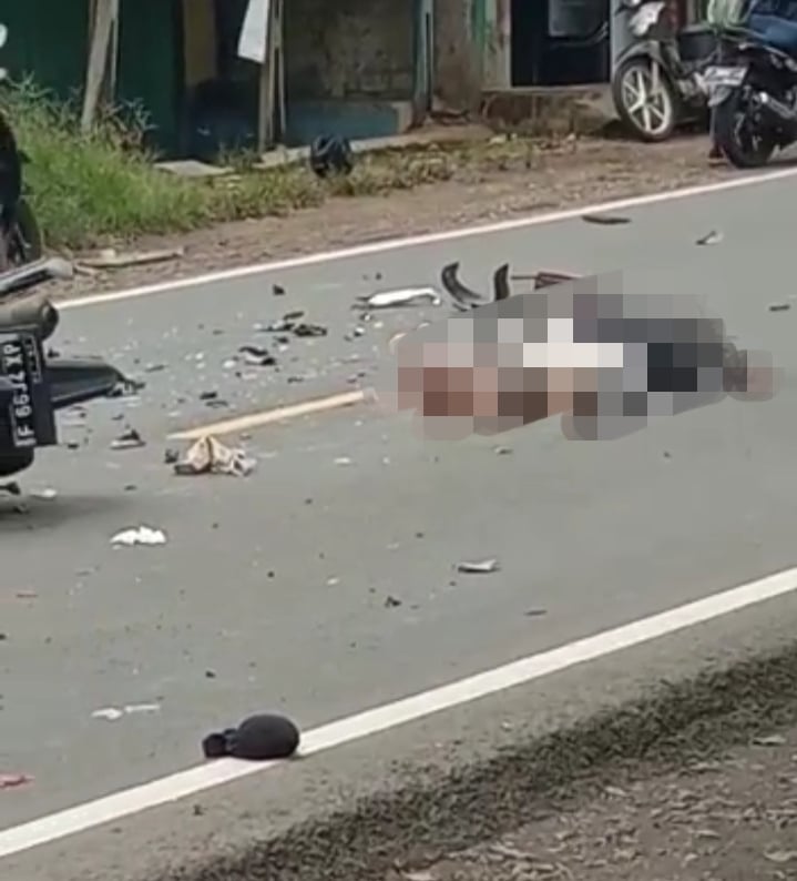 TEWAS: Tabrakan maut terjadi di Jalan Raya Bandung, Kampung Ciodeng Kecamatan Sukaluyu antara sepeda motor dan truk boks, akibatnya dua orang tewas. (Foto: Afsal Muhammad/cianjurupdate.com)