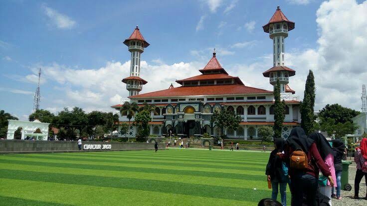 IKON: Masjid Agung Cianjur berdiri megah di pusat kota dan tampil menjadi salah satu ikon kebangaan masyarakat Cianjur. (Foto: Afsal Muhammad/cianjurupdate.com)