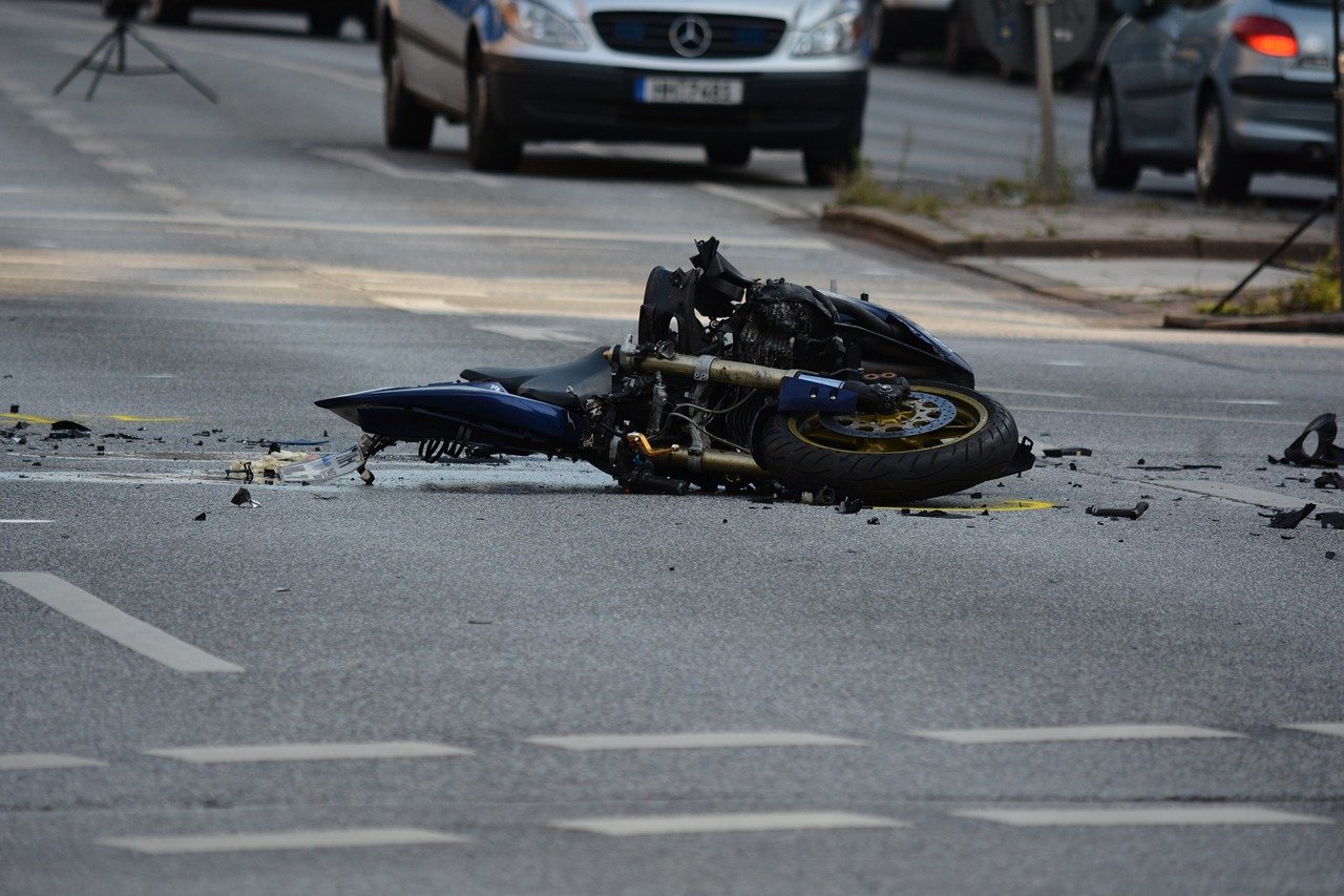 TEWAS: Tabrakan maut terjadi di Jalan Raya Bandung, Kampung Ciodeng Kecamatan Sukaluyu antara sepeda motor dan truk boks, akibatnya dua orang tewas. (Foto: Afsal Muhammad/cianjurupdate.com)