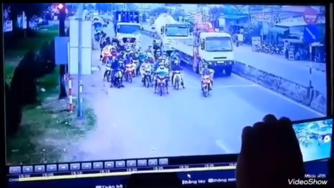 Video truk kontainer tabrak banyak motor di lampu merah atau setopan viral lagi.