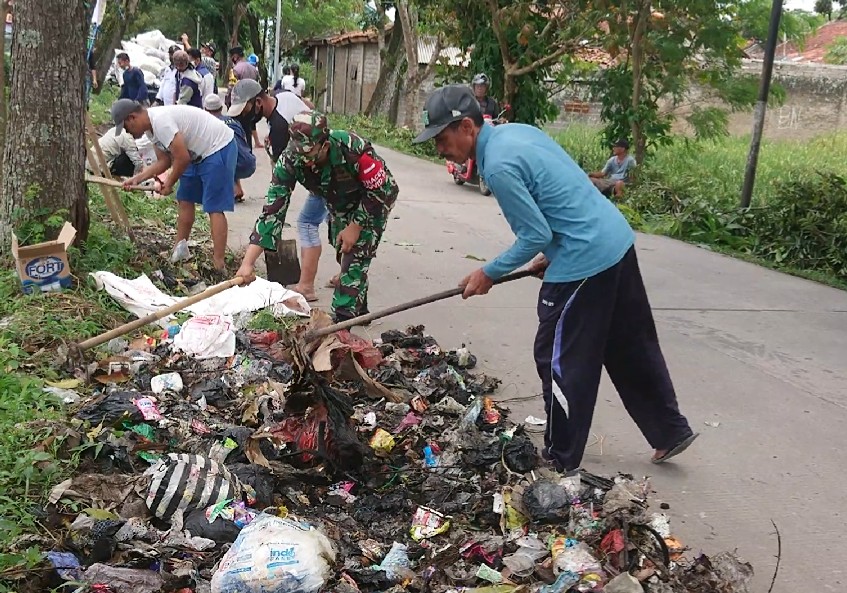 OTT Pembuang Sampah di Pinggir Jalan, Pemdes Mekargalih Akan Beri Imbalan Rp500 Ribu