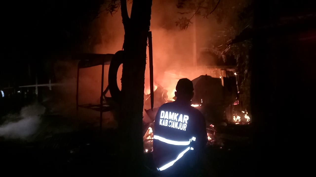 Warung Semi Permanen di Karangtengah Cianjur Kebakaran