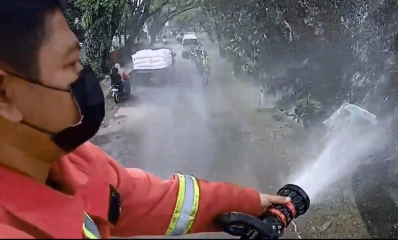 Masuk Zona Kuning, Desa Neglasari Gencar Penyemprotan Disinfektan