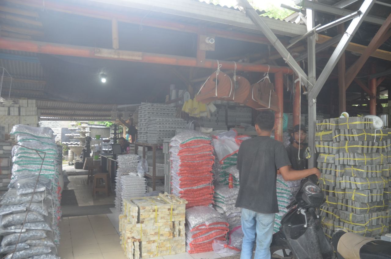 Toko Batu Alam jadi Sasaran Pencurian, Pelaku Gondol Uang Tunai dan Tiga Buah HP Milik Karyawan