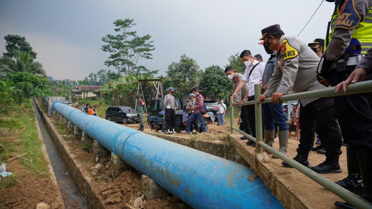 Kapolres Cianjur Tinjau Lokasi PLTM Bendungan Cibeet yang Jebol di Sukaresmi