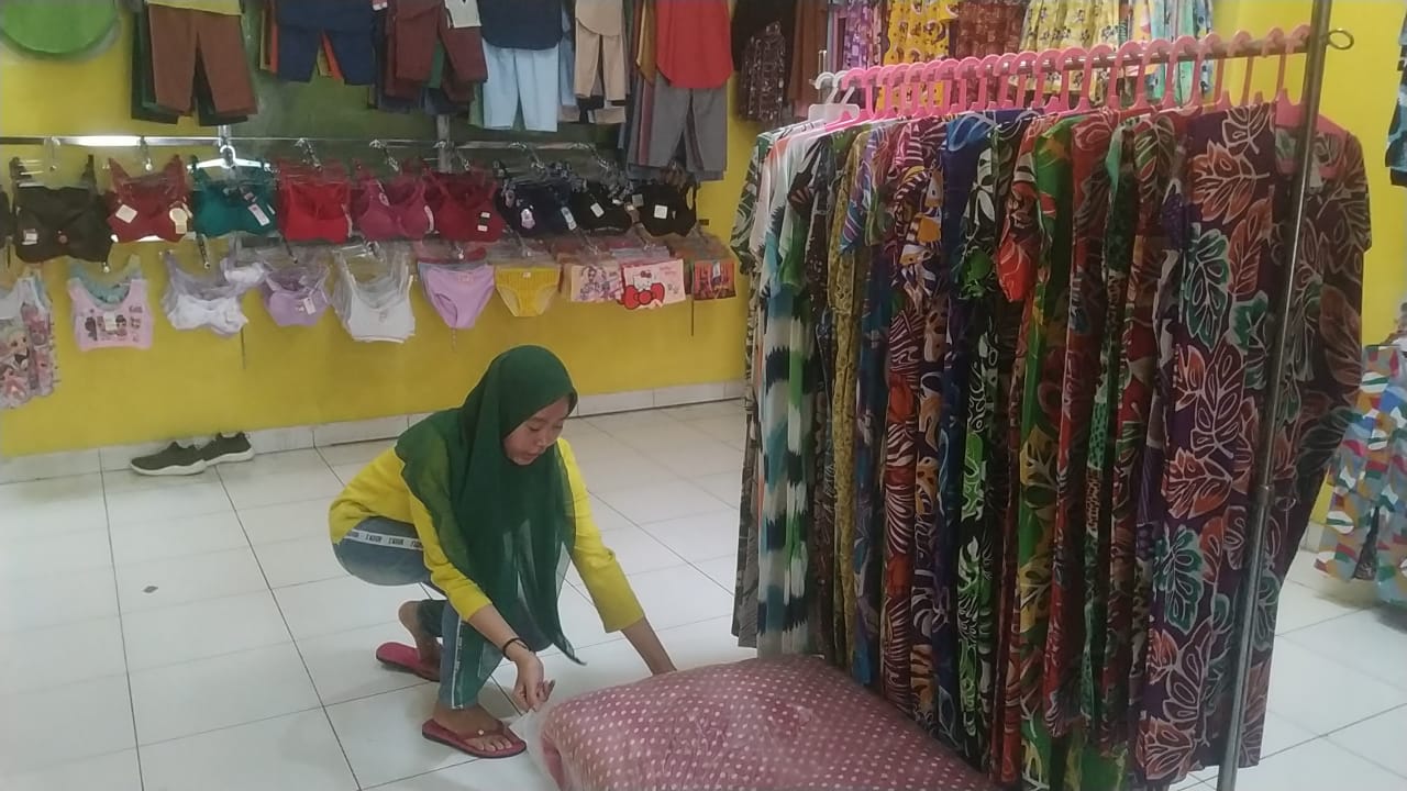 Terekam CCTV, Hape Milik Karyawan Toko Baju di Cianjur Raib Digondol Maling