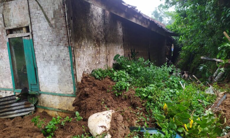 Satu rumah panggung di Kampung Pasir Manis, Desa Sukajembar, Kecamatan Sukanagara, Kabupaten Cianjur, terseret longsor pada Jumat (20/3/2021).