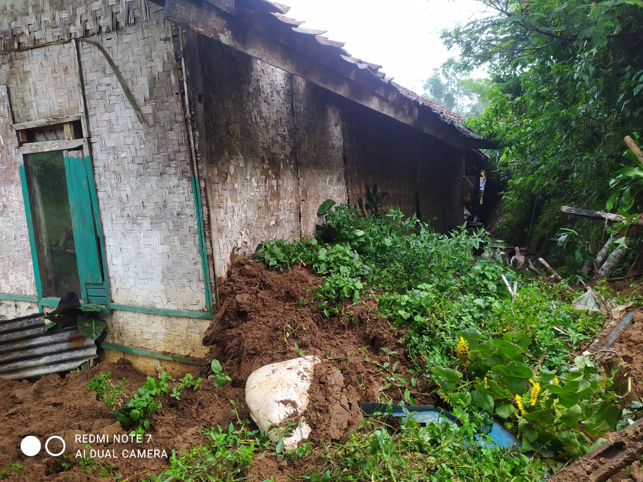 Satu rumah panggung di Kampung Pasir Manis, Desa Sukajembar, Kecamatan Sukanagara, Kabupaten Cianjur, terseret longsor pada Jumat (20/3/2021).