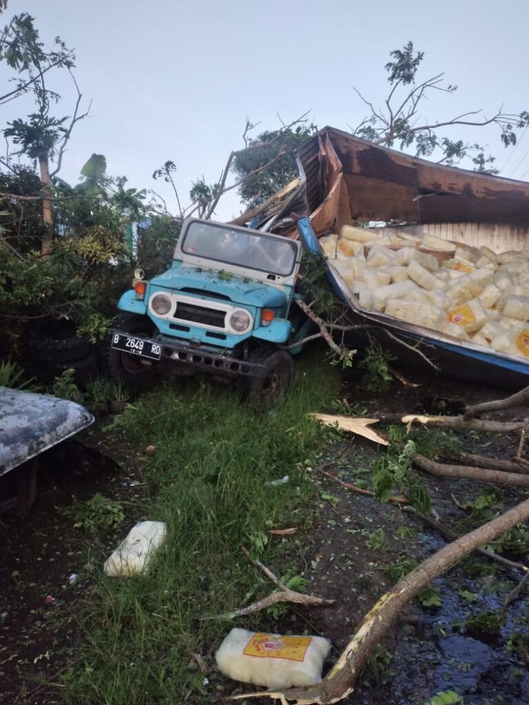 Truk Boks Bermuatan Mie Bihun Terjungkir di Ciloto, Sopir Terjepit hingga Tewas di Tempat