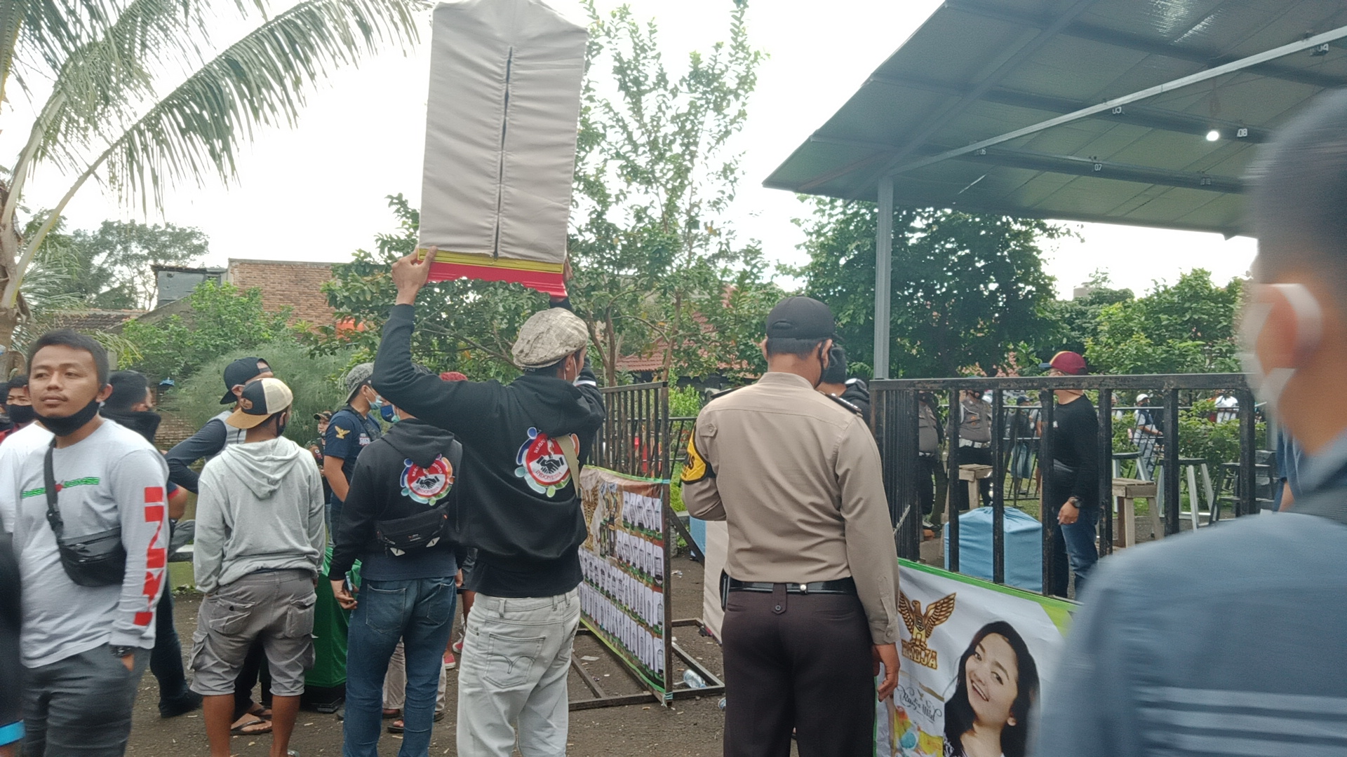 DIBUBARKAN: Lomba kicau burung di Pendopo Tumaritis, Jalan Pangeran Hidayatullah, Cianjur dibubarkan oleh Polres Cianjur. (Foto: Afsal Muhammad/cianjurupdate.com)