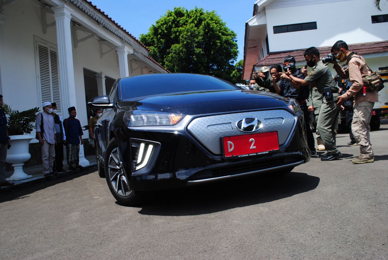 Wakil Gubernur (Wagub) Jawa Barat (Jabar), Uu Ruzhanul Ulum, mengajak masyarakat untuk beralih menggunakan mobil listrik