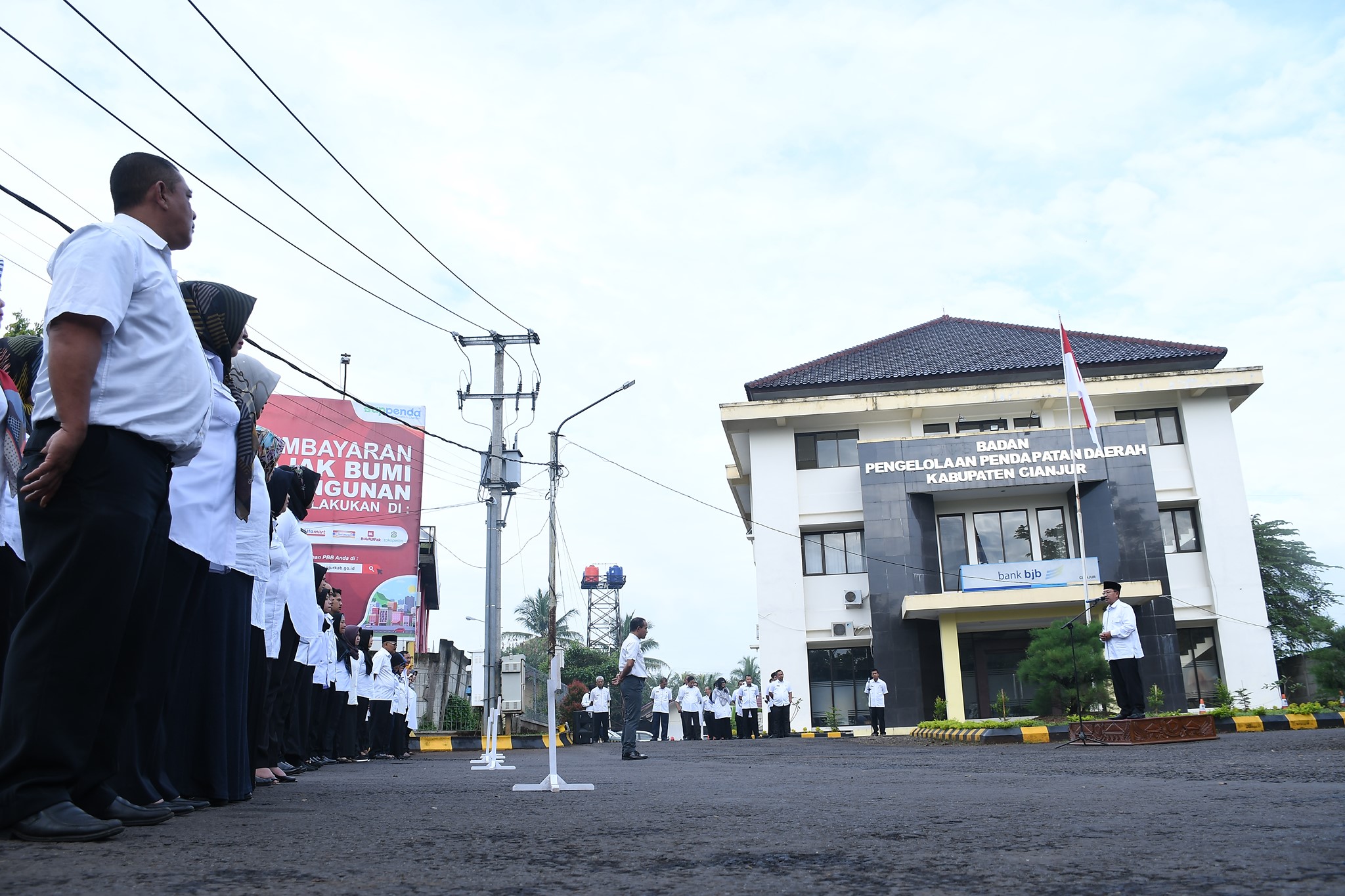 Plt Bupati, Herman Suherman melaksanakan apel pagi gabungan di halaman Kantor Badan Pengelolaan Pendapatan Daerah Kabupaten Cianjur (Bappenda) pada Rabu (19/02/2020) lalu. Foto: Cianjurkab.go.id