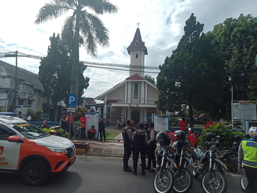 PENGAMANAN: Aparat gabungan yang terdiri atas polisi, TNI, Satpol PP, dan Brimob mulai melakukan penjagaan di semua gereja di Kabupaten Cianjur.(Foto: Afsal Muhammad/cianjurupdate.com)