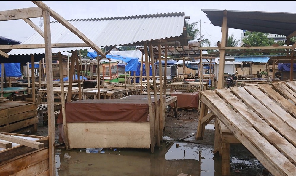 Kios Darurat Pasar Ciranjang Dibiarkan Kosong, Pedagang Malah "Ngelapak" di Pinggir Rel Kereta Api