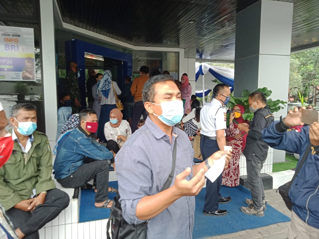 Nasabah BRI Cianjur yang hilang uang di rekening memberikan penjelasan kepada wartawan. (Foto: Afsal/Cianjurtoday.com)