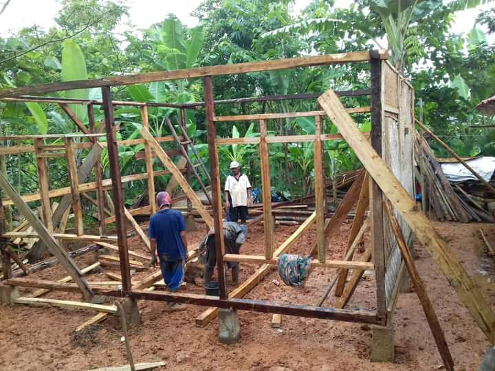 Warga Gotong Royong Bangun Rumah yang Nyaris Amblas Akibat Pergerakan Tanah di Pagelaran