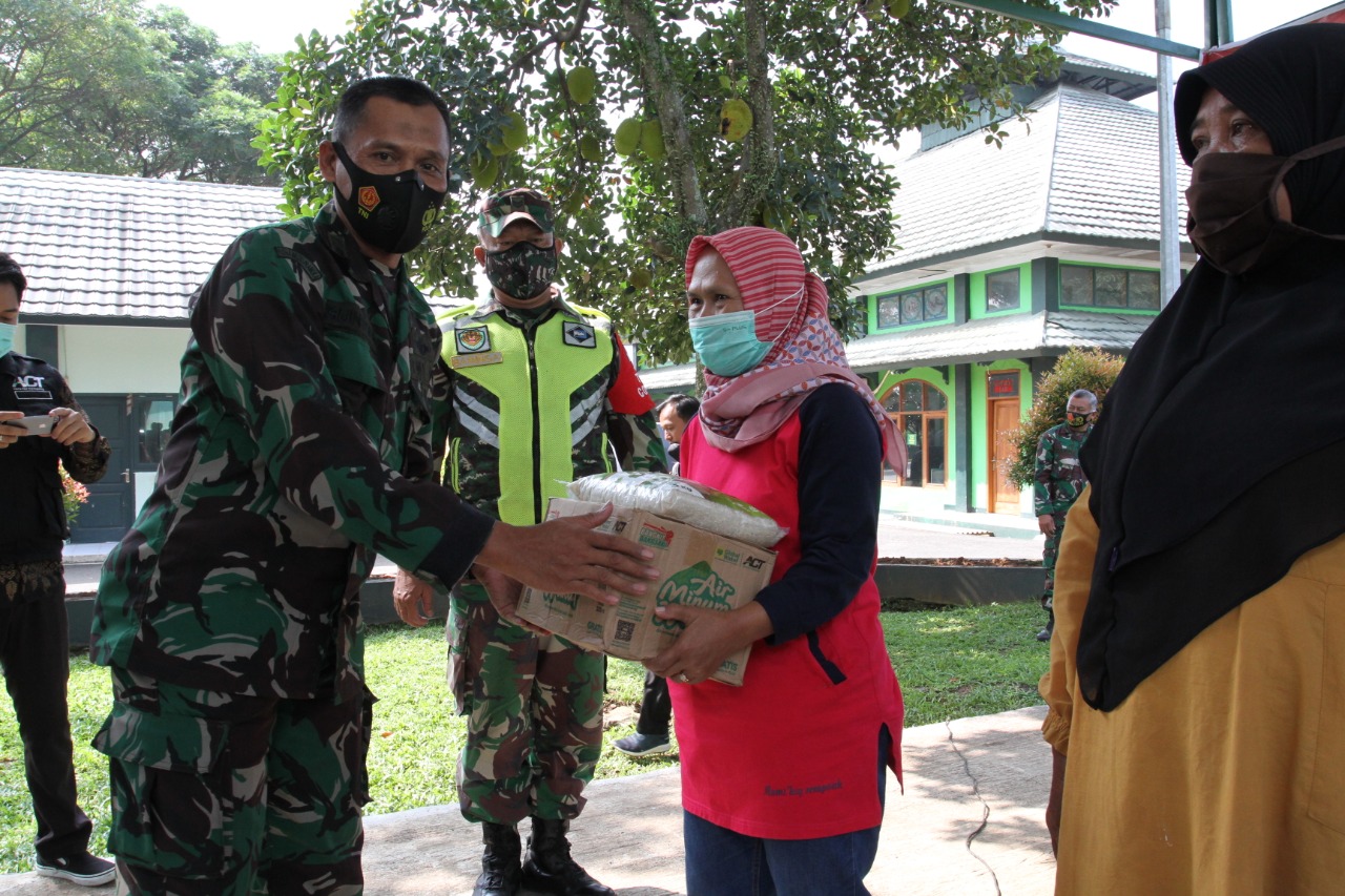 ACT dan Kodim 0608 Cianjur Bagikan Puluhan Paket Sembako Pada Masyarakat