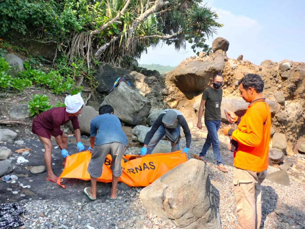 Jasad korban tenggelam asal Limbangansari Cianjur ditemukan di Pantai Cisela Poponcol pada Jumat 9 April 2021.