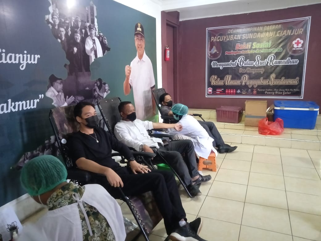 Peduli Sesama, Paguyuban Sundawani Cianjur Gelar Donor Darah dan Bagikan Paket Sembako Pada Warga