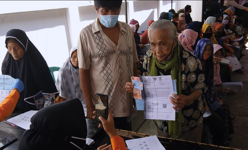 Cair! 1.648 Warga Ciranjang Antre Terima BST Rp 600 Ribu di Kantor Pos