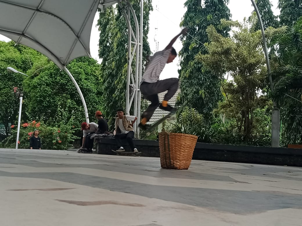 NGABUBURIT: komunitas Skate Cianjur yang melakukan aktifitas olahraga sembari ngabuburit menanti buka puasa.(Foto: Afsal Muhammad/cianjurupdate.com)