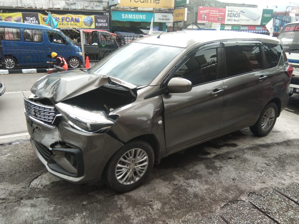 Mobil Ertiga Hantam Bagian Belakang Kijang Kapsul hingga Penyok di Jalan Raya Cipanas