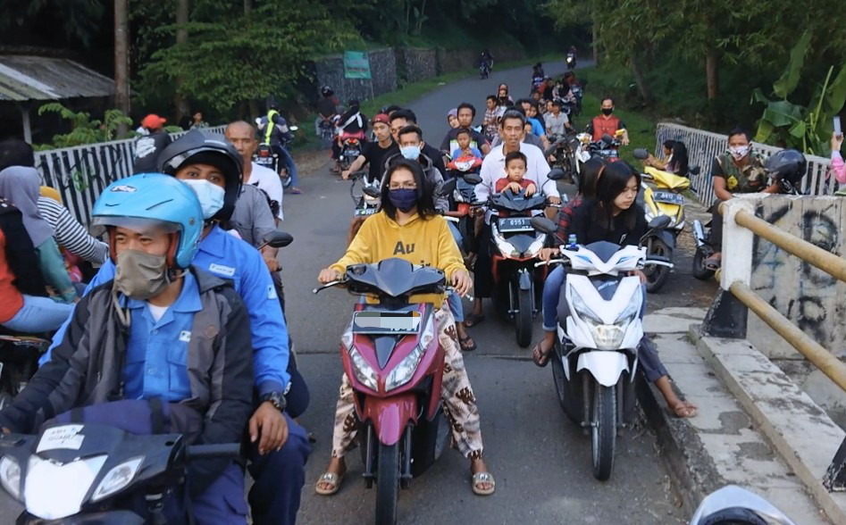 Jembatan Citarum lama selalu ramai setiap sore oleh masyarakat yang ngabubuit. Foto: (Apip Sam/Cianjurtoday)