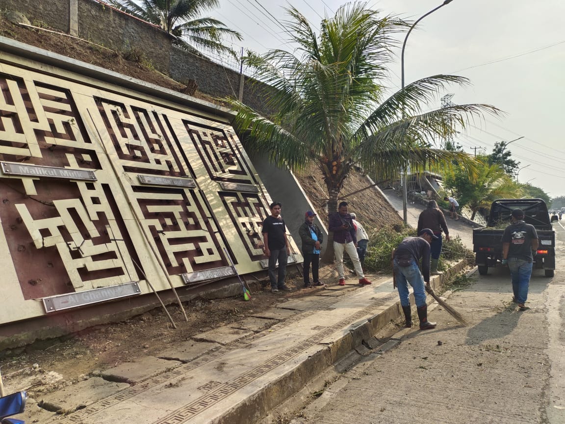 BEBERSIH: Pokja Bersatu 0811 Desa Haurwangi, Kecamatan Haurwangi, Cianjur terus melakukan pembersihan dan perbaikan Taman Asmaul Husna yang rusak.(Foto: Istimewa)