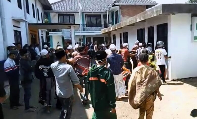 Ratusan warga Desa Sindangraja, Kecamatan Sukaluyu, Kabupaten Cianjur unjuk rasa dan segel kantor desa, Rabu (21/4/2021).