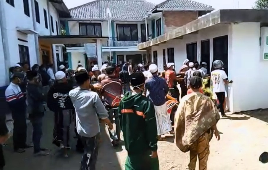 Ratusan warga Desa Sindangraja, Kecamatan Sukaluyu, Kabupaten Cianjur unjuk rasa dan segel kantor desa, Rabu (21/4/2021).