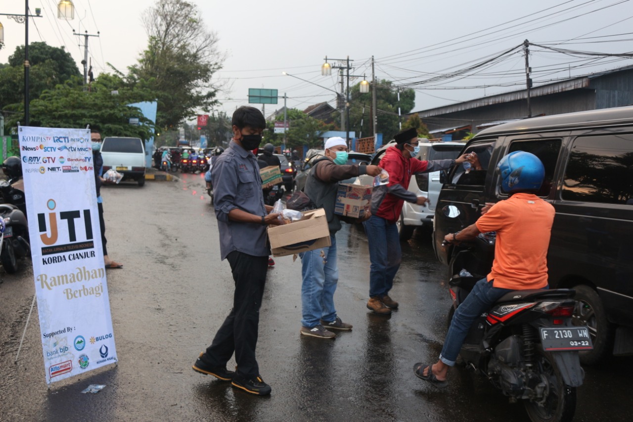 Banyak hal baik yang dapat dilakukan selama Ramadan. Salah satunya seperti yang dilakukan Ikatan Jurnalis Televisi (IJTI) Korda Cianjur ini.