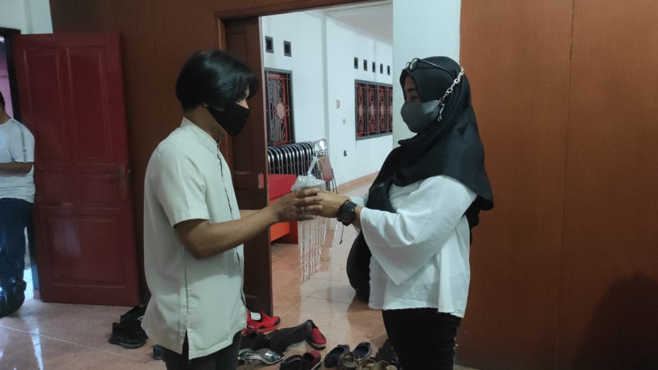 BERBAGI TAKJIL: DPC PDIP Kabupaten Cianjur menggelar kegiatan bagi-bagi takjil dan buka bersama.(Foto: Zulfa Syaiful/cianjurupdate.com)