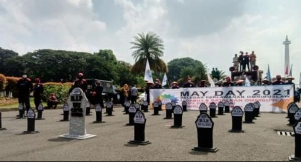 Peringatan Hari Buruh di Jakarta, Massa Gelar Aksi Tabur Bunga di Atas Replika Nisan