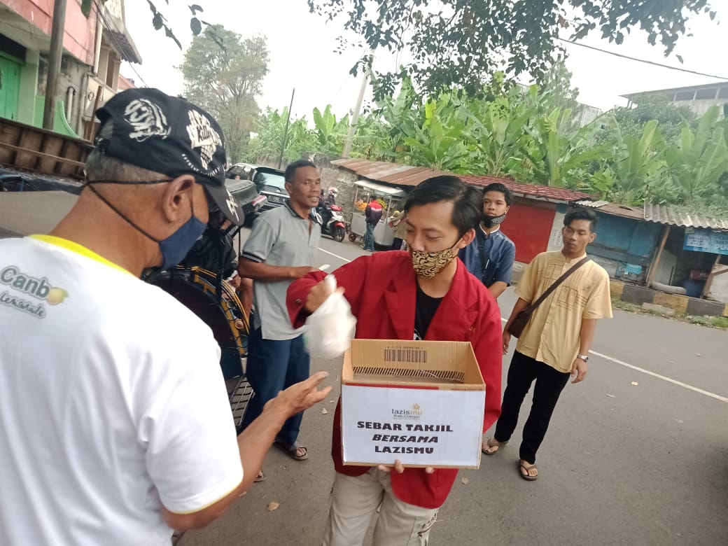 Peringati Hardiknas, PC IMM dan Lazis Muhammadiyah Cianjur Gelar Bagi-Bagi Takjil