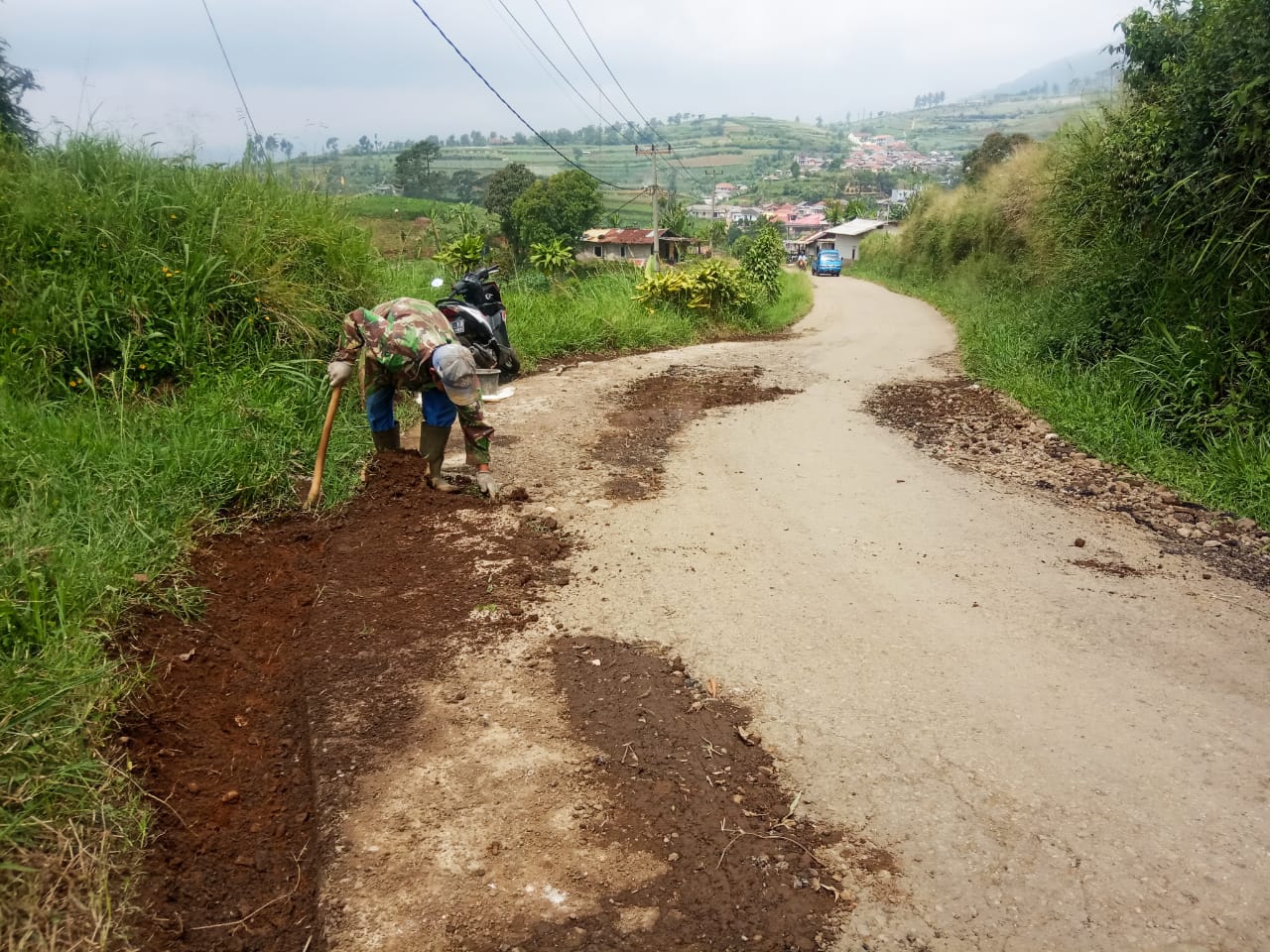 Jalan Puncak Dua Tak Kunjung Diperbaiki, Warga Desa Batulawang Inisiatif Tambal Jalan Berlubang