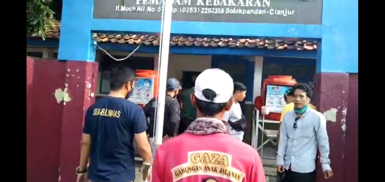 Sejumlah pedagang di kawasan Bojongmeron menggelar unjuk rasa di depan kantor Satpol PP dan Damkar Kabupaten Cianjur, Selasa (04/05/2021).