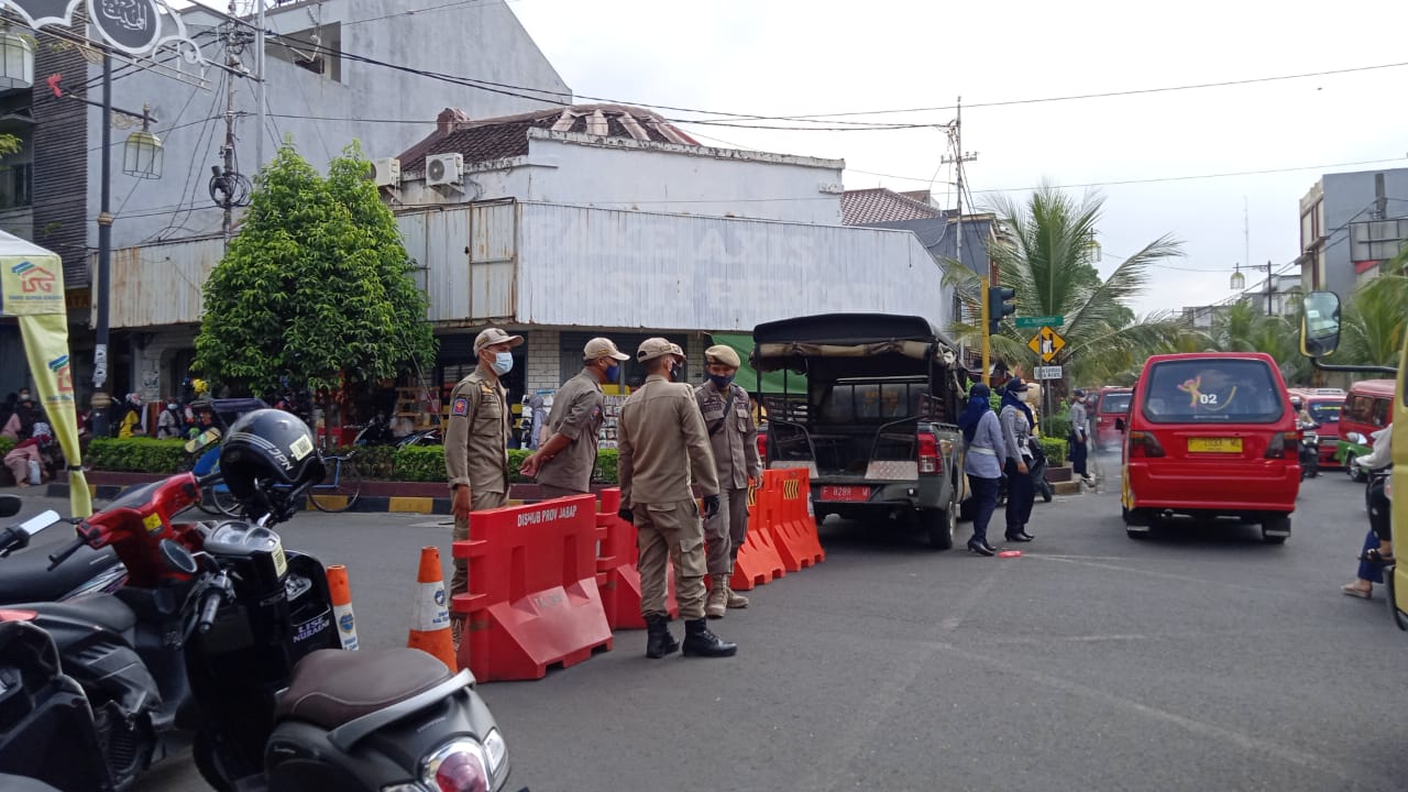 Jalan Mangunsarkoro Cianjur ditutup petugas gabungan dari TNI, Polri, Satpol PP, dan Dishub pada Kamis (6/5/2021).