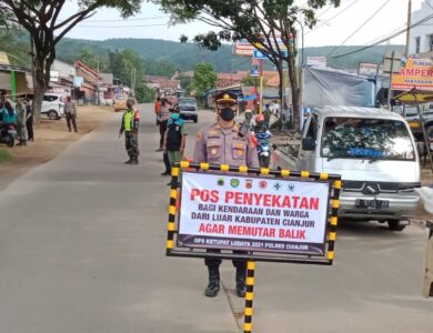 Polsek Cikalongkulon bersama dengan unsur lainnya melakukan Operasi Ketupat Lodaya untuk penyekatan pemudik di Jalur Cianjur - Jonggol, Kamis, (6/5/2021).