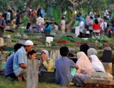 Doa dan Adab Saat Melakukan Ziarah Kubur Lengkap Bahasa Latin dan Artinya