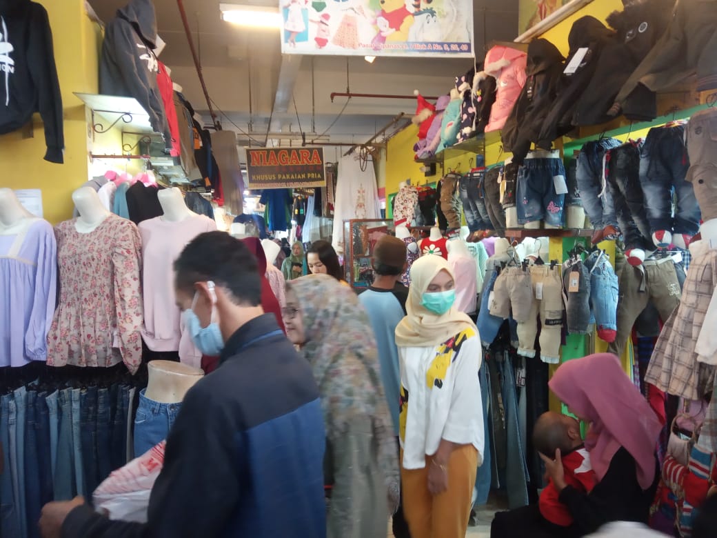 Membludak! H-2 Lebaran, Warga Serbu Pusat Perbelanjaan di Pasar Cipanas