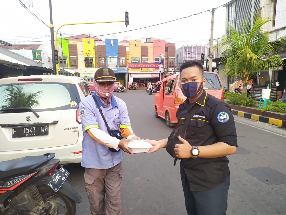Railfans Cianjur Bagikan Puluhan Paket Takjil pada Masyarakat