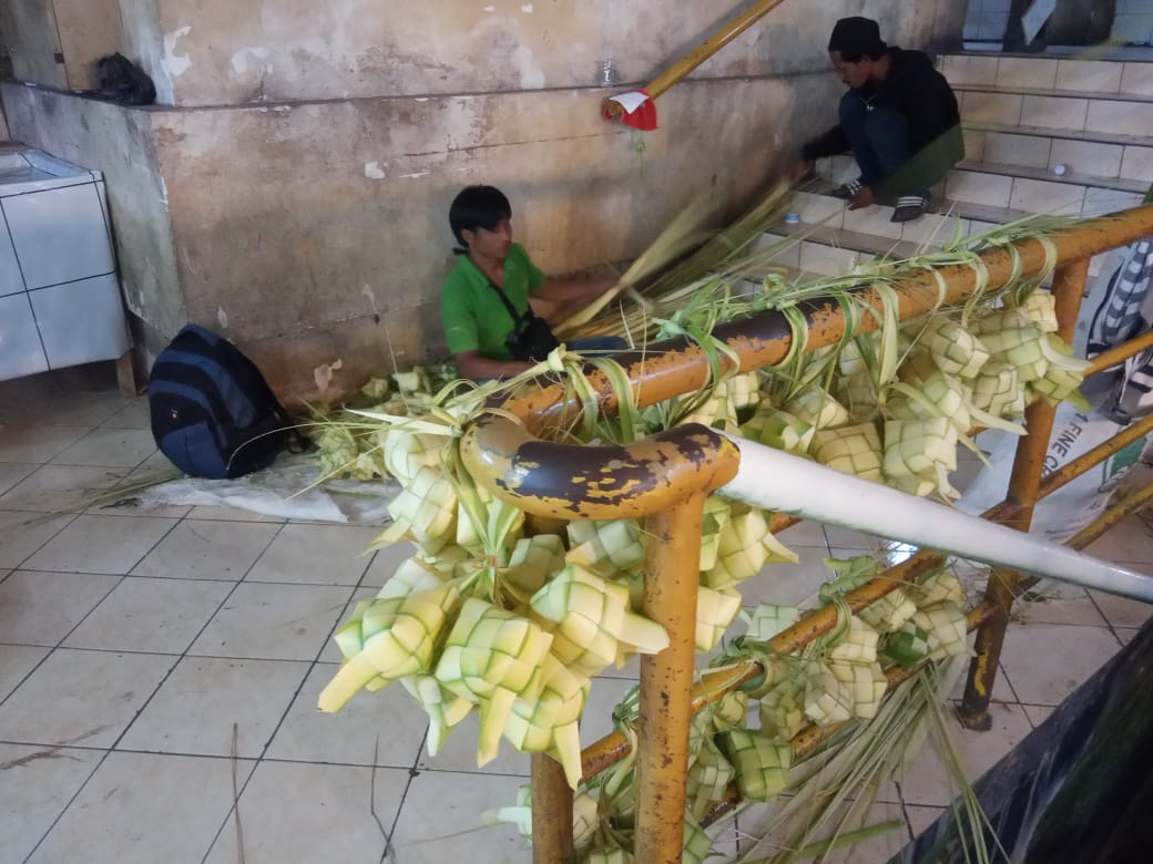 Kisah Pedagang Kulit Ketupat Lebaran, Tetap Mengais Rezeki Meski Persaingan Makin Tinggi