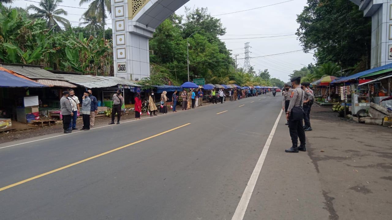 Sambut Herman Suherman-TB Mulyana, Masyarakat Cianjur Berjejer di Sepanjang Jalan Raya Haurwangi