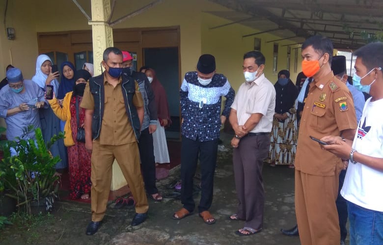 TAKZIAH: Wakil Bupati Cianjur, TB Mulyana Syahrudin mengunjungi rumah keluarga almarhumah Imas Mulyani. (Foto: Apip Samlawi/cianjurupdate.com)