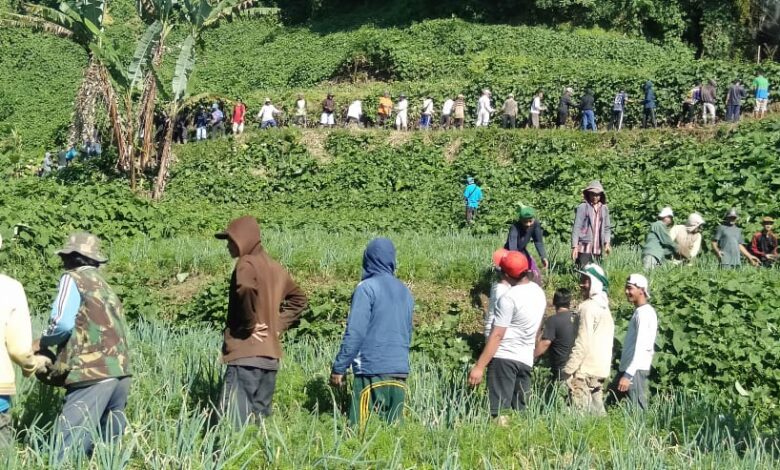 Ratusan Warga Desa Sukatani Pacet Gotong Royong Perbaiki Saluran Air