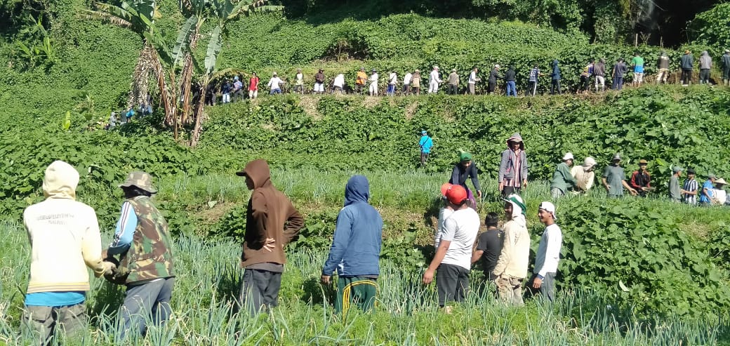 Ratusan Warga Desa Sukatani Pacet Gotong Royong Perbaiki Saluran Air